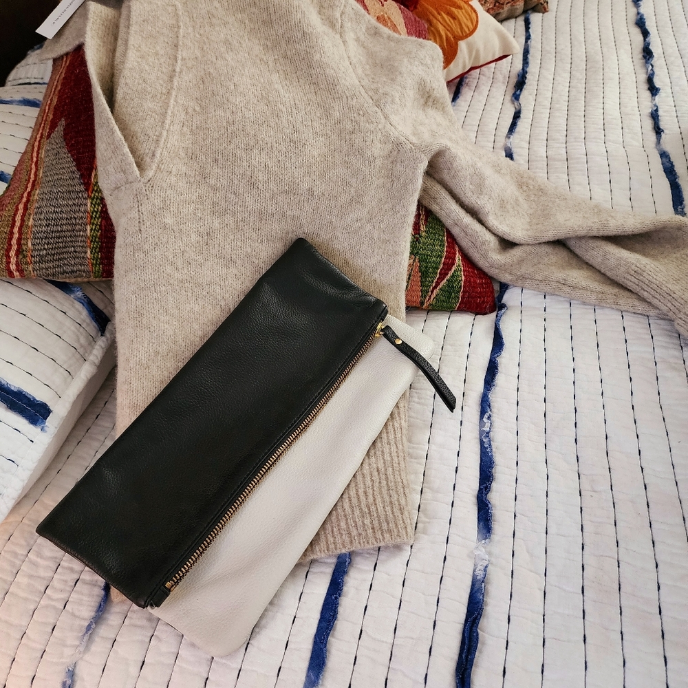 BANANA REPUBLIC HEAVY ZIPPERED CLASSIC BLACK/BEIGE HANDHELD CLUTCH. NEVER USED.